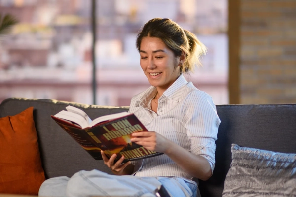 Mulher estudando o livro Dianética em casa